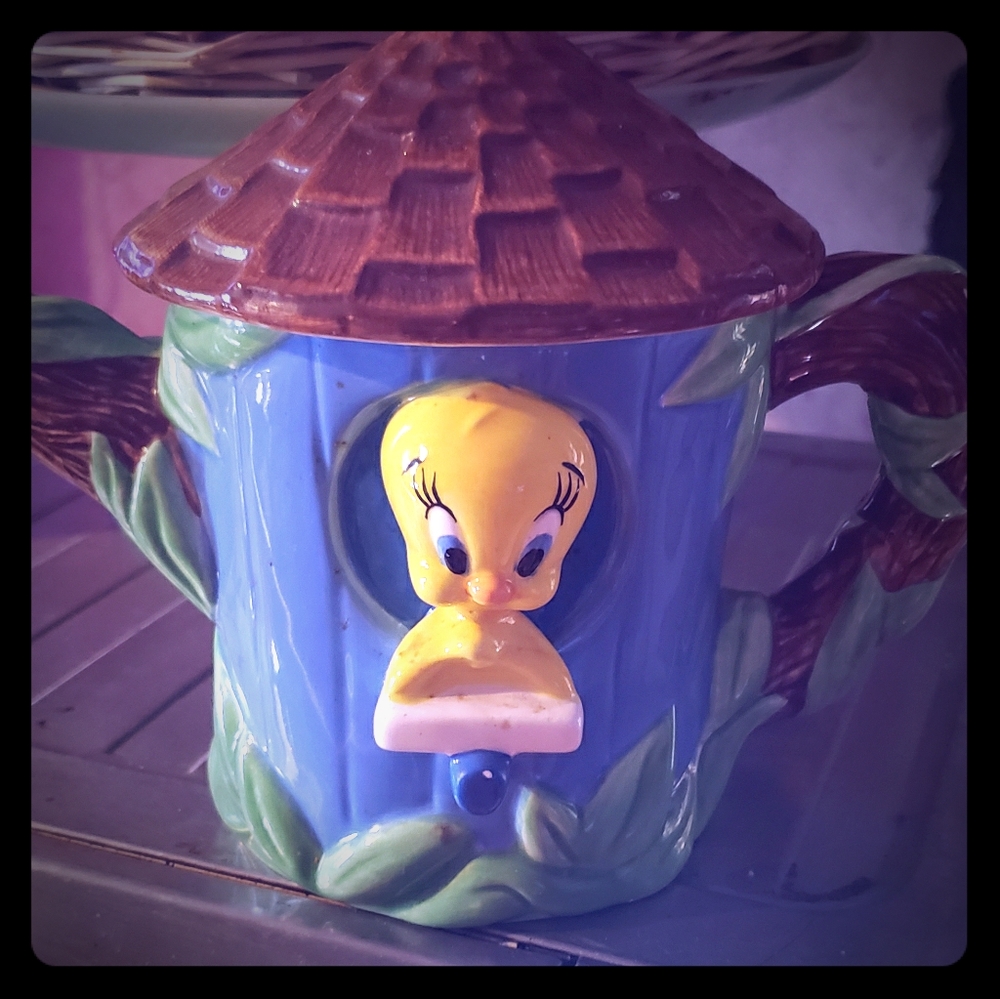 Authentic Tweety Teapot with lid